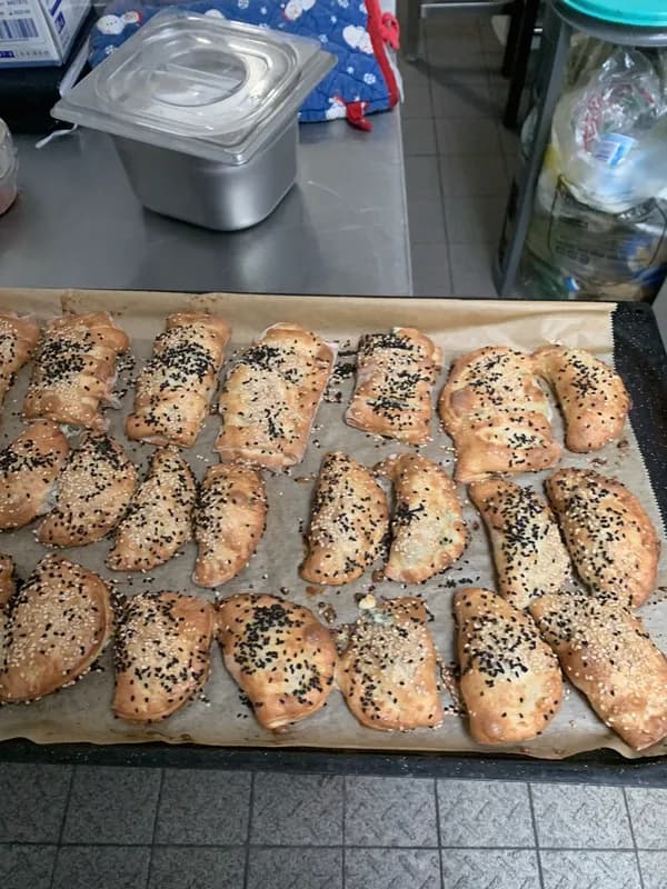 Desserts – goldbraune Teigtaschen mit Sesam