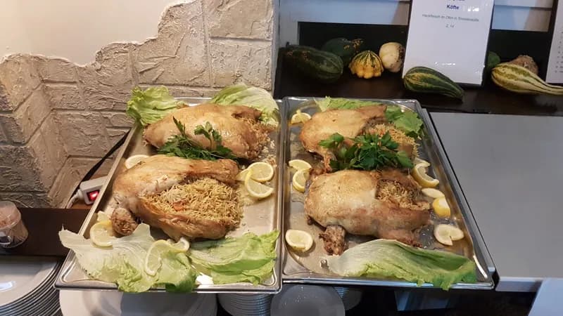 Warmes Buffet – ganze Hähnchen mit Reis auf Warmhalteschalen